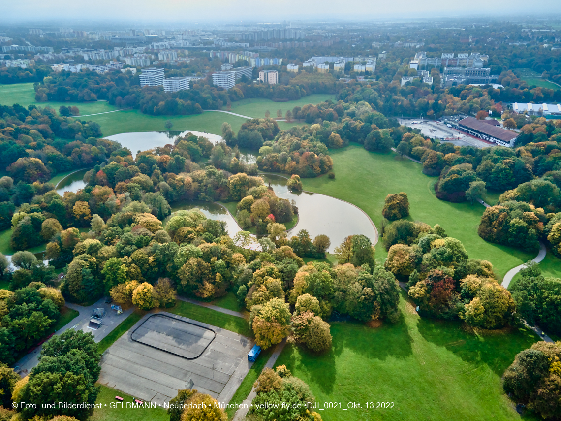 13.10.2022 - Der Ostpark mit See und Biergarten in Neuperlach 13.10.2022 - Der Ostpark mit See und Biergarten in Neuperlach